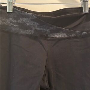 Fly Flywheel Black Capri Active Leggings with Camouflage Trim crossover size M